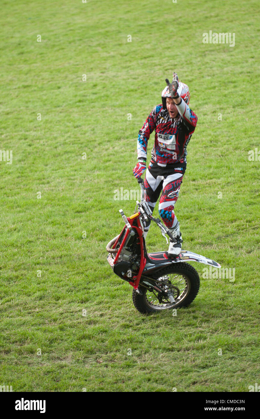 Il 23 luglio 2012. Llanelwedd, Builth Wells, Regno Unito. La Steve Colley stunt show eseguire nell'anello principale a questo anni Royal Welsh Agricultural Show. Photo credit: Graham M. Lawrence/Alamy Live News. Foto Stock