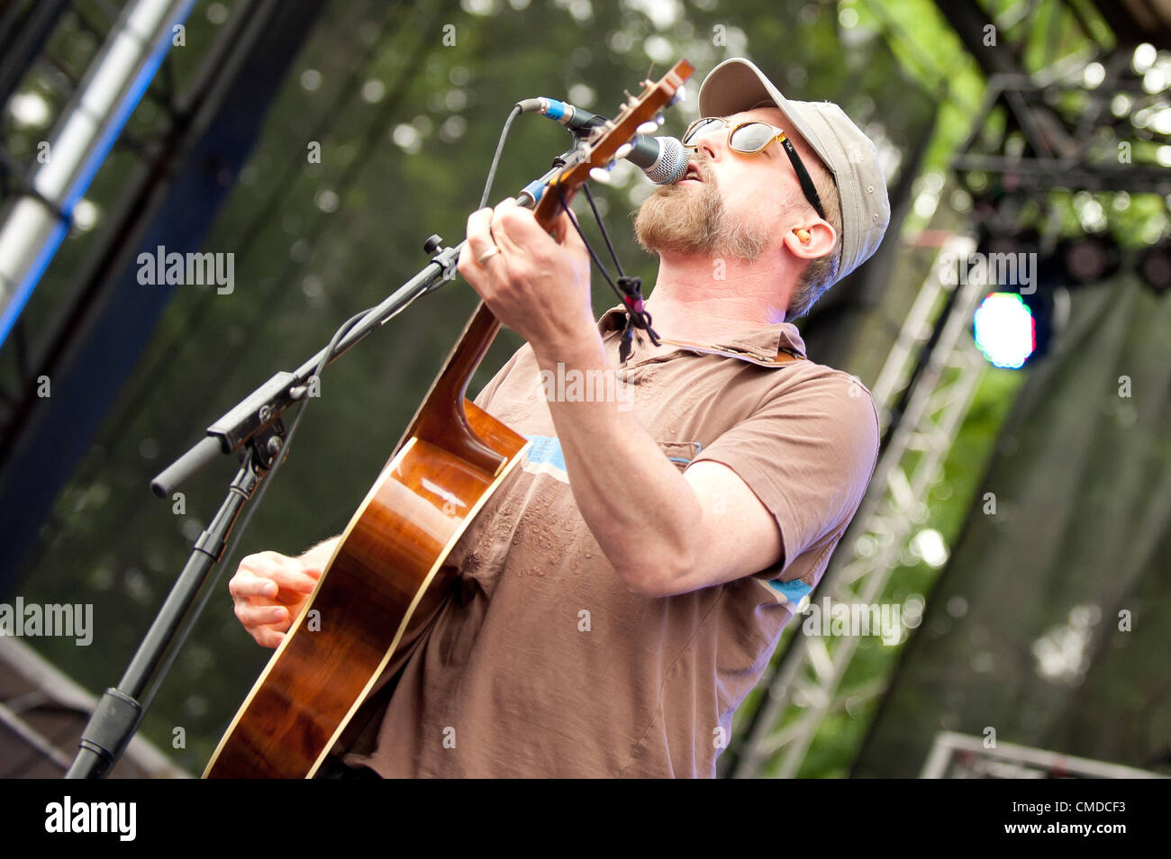 Rock Star / cantante John McCrea di alt rock indie rock indy rock band cake | Esecuzione / a suonare la chitarra e canto presso l'originale esterna estiva alternativa di Lucciola Music Festival in 2012 da rana rossa | Eventi concerto si trova a Dover, Delaware, Stati Uniti Foto Stock