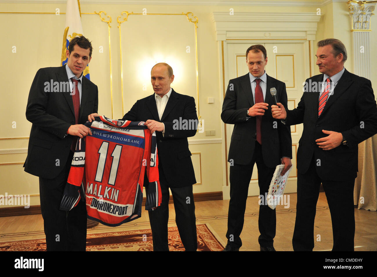 29 maggio 2012 - Ã®Ã¢Ã®-ÃŽÃ£ ã ã°Ã¥Ã¢Ã, Russia - Maggio29,2012. 2012 Hockey su ghiaccio campione del mondo Evgeni Malkin con la Russia il Presidente Vladimir Putin a Novo-Ogarevo Presidente russo's residence reception per festeggiare il titolo di campione. (Credito Immagine: © PhotoXpress/ZUMAPRESS.com) Foto Stock