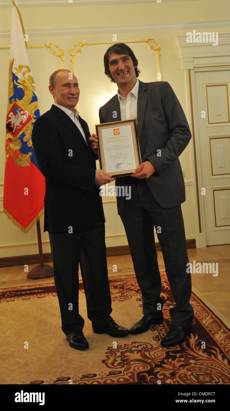 29 maggio 2012 - Ã®Ã¢Ã®-ÃŽÃ£ ã ã°Ã¥Ã¢Ã, Russia - Maggio29,2012. 2012 Hockey su ghiaccio campione del mondo Alexander Ovechkin con la Russia il Presidente Vladimir Putin a Novo-Ogarevo Presidente russo's residence reception per festeggiare il titolo di campione. (Credito Immagine: © PhotoXpress/ZUMAPRESS.com) Foto Stock