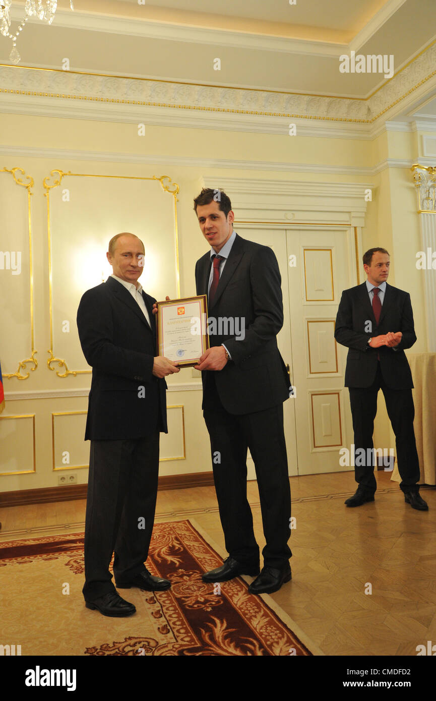 29 maggio 2012 - Russia - Maggio29,2012. 2012 Hockey su ghiaccio campione del mondo Evgeni Malkin con la Russia il Presidente Vladimir Putin a Novo-Ogarevo Presidente russo's residence reception per festeggiare il titolo di campione. (Credito Immagine: © PhotoXpress/ZUMAPRESS.com) Foto Stock