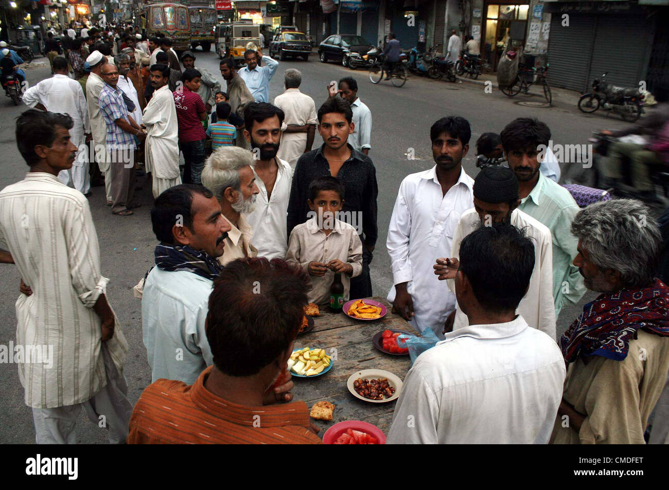 Fedeli musulmani rompono il loro veloce durante Iftari (rottura pasto veloce) il mese sacro del Ramadan-ul-Mubarak a Burns road a Karachi martedì 24 luglio, 2012. Foto Stock