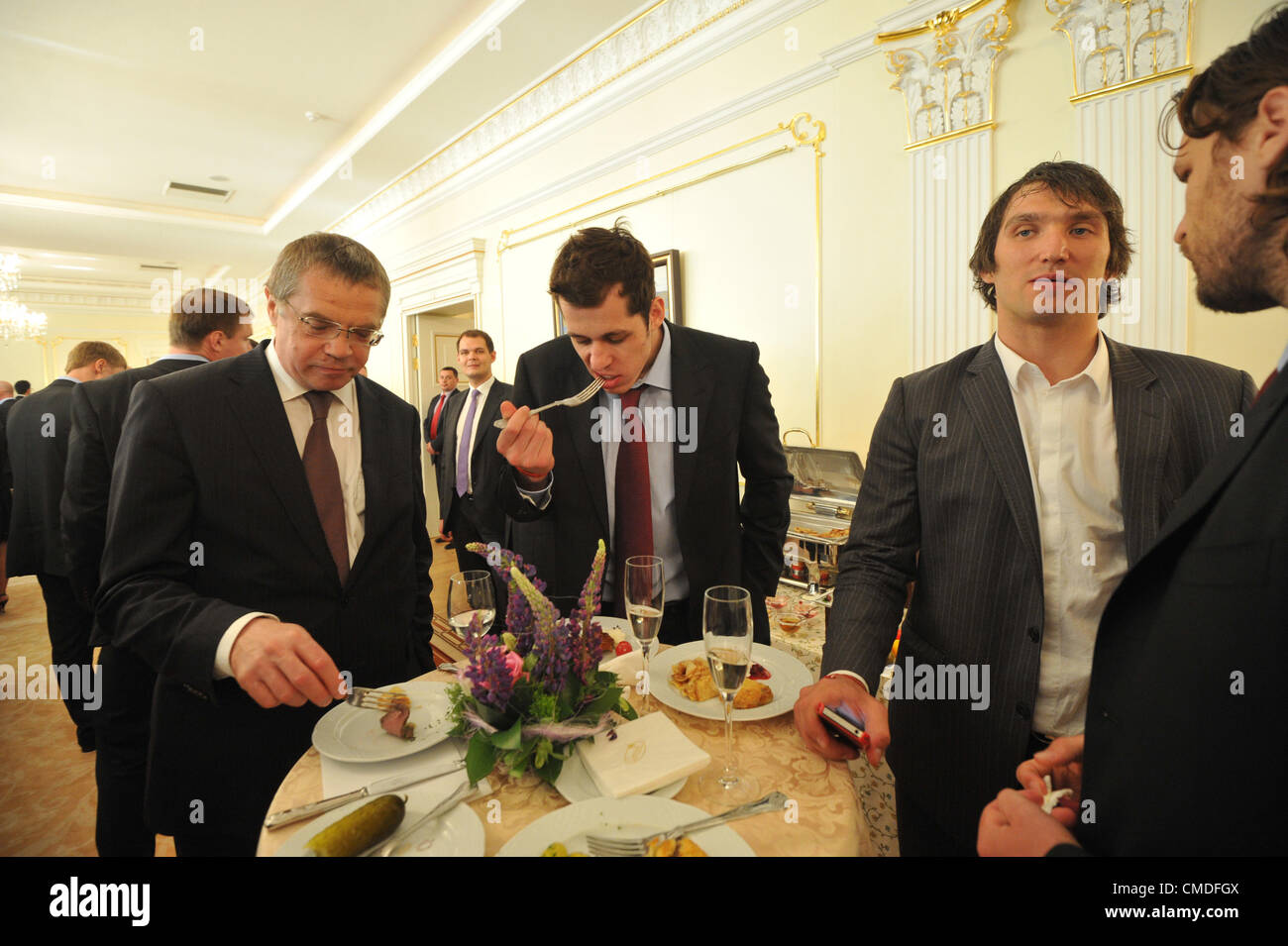 29 maggio 2012 - Russia - Maggio29,2012. l-r presidente di Kontinetal Hockey League (KHL) Alexander Medvedev, 2012 campioni del mondo del hockey di ghiaccio Evgeni Malkin e Alexander Ovechkin a Novo-Ogarevo Presidente russo's residence reception per festeggiare il titolo di campione. (Credito Immagine: © PhotoXpress/ZUMAPRESS.com) Foto Stock