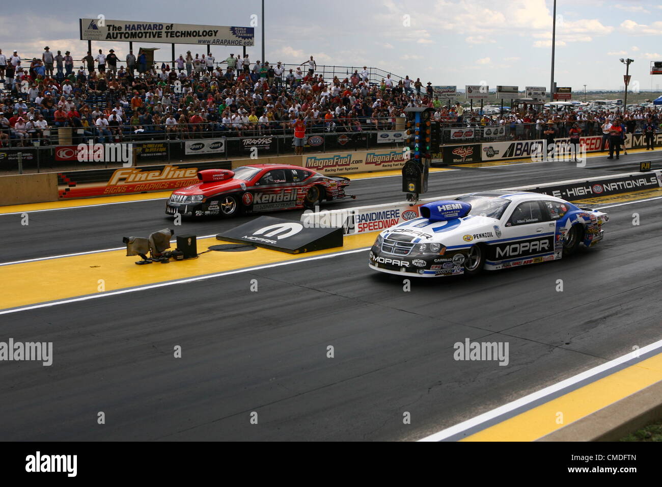 22 luglio 2012: Allen Johnson nel Mopar/J&amp;J Racing Dodge Pro Stock Car battiti V Gaines nell'olio di Kendall Dodge Avenger durante il NHRA Full Throttle - Mopar Mile High cittadini Pro Stock Car finali al Bandimere Speedway di Denver (Morrison), Colorado. Foto Stock