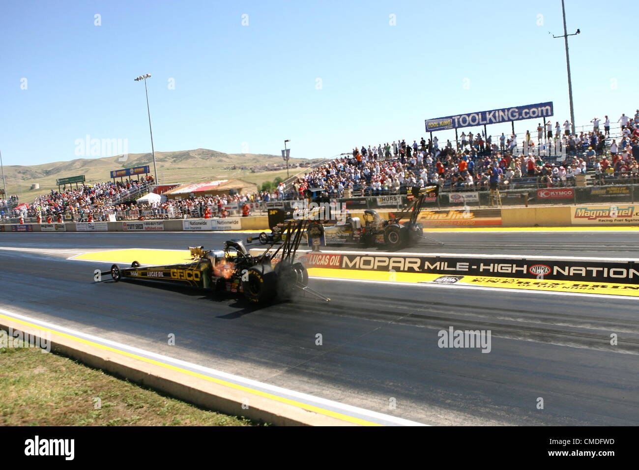 22 luglio 2012: Morgan Lucas in Geico / Olio Lucas top fuel dragster prende su Bob Vandergriff, Jr. in C&amp;J Servizi energetici Dragster durante il NHRA Full Throttle - Mopar Mile High cittadini a Bandimere Speedway di Denver (Morrison), Colorado. Foto Stock