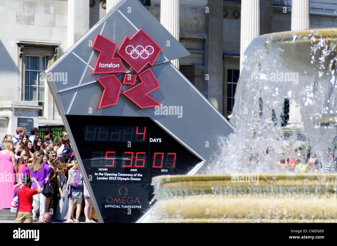 Londra, UK, Lunedì 23 Luglio, 2012. L'Omega orologio su Trafalgar Square legge 4 giorni per le Olimpiadi. Il London 2012 Giochi Olimpici sarà ufficialmente inaugurato venerdì 27 luglio 2012 a 9pm. Foto Stock