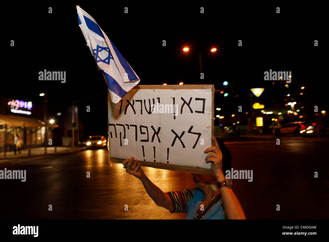 Una donna ha in ebraico un cartello di cartone con la scritta "questo è Israele non Africa" durante una manifestazione contro i lavoratori migranti africani e i richiedenti asilo che vivono nella periferia meridionale di Tel Aviv e che chiedono l'espulsione immediata di tutti gli immigrati africani illegali provenienti da Israele. Foto Stock