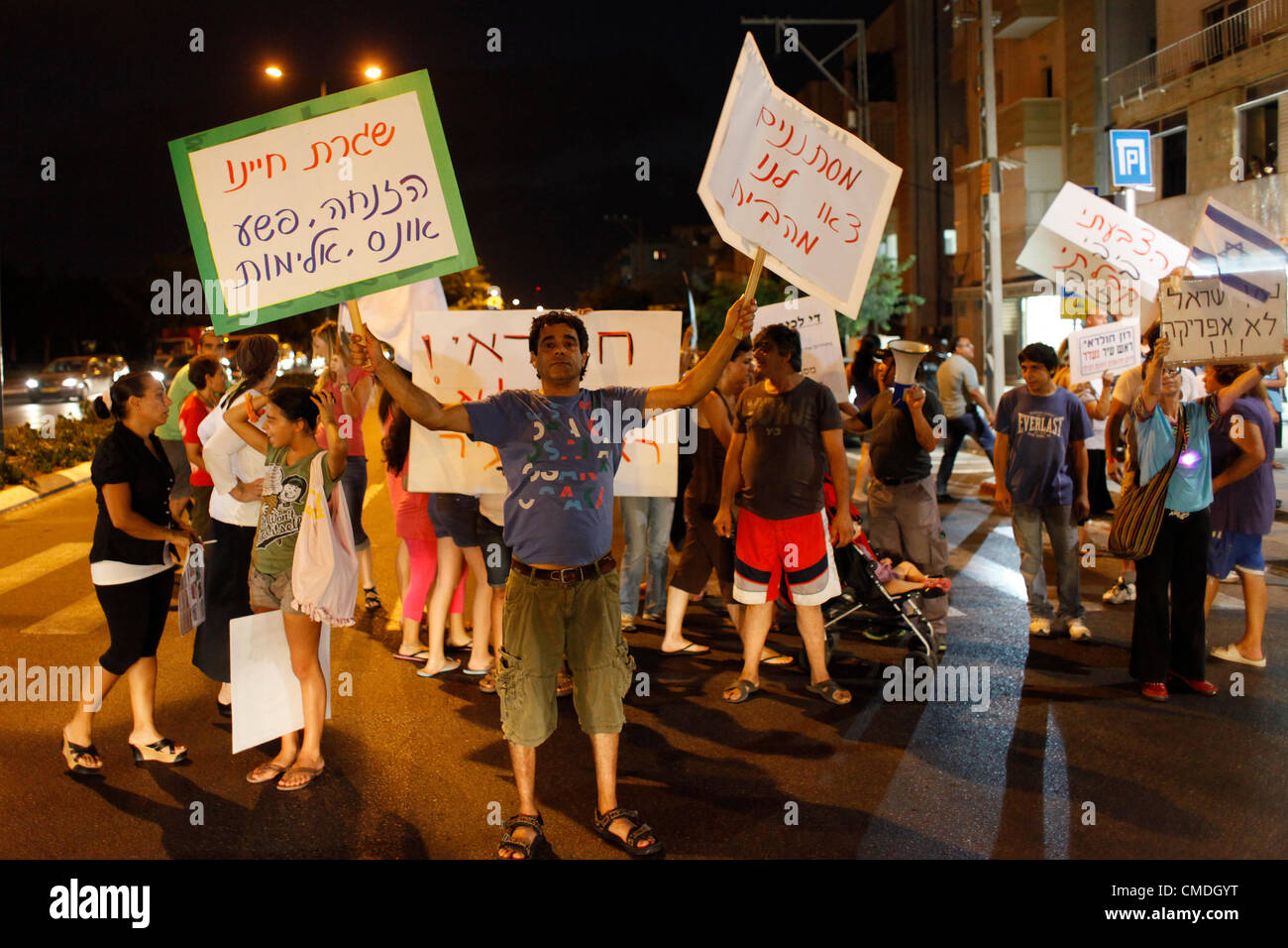 Persone che protestano contro la africana di lavoratori migranti e richiedenti asilo che vivono nella periferia sud di Tel Aviv e impegnativa espulsione immediata di tutti i non-Ebrei rifugiati africani provenienti da Israele Foto Stock