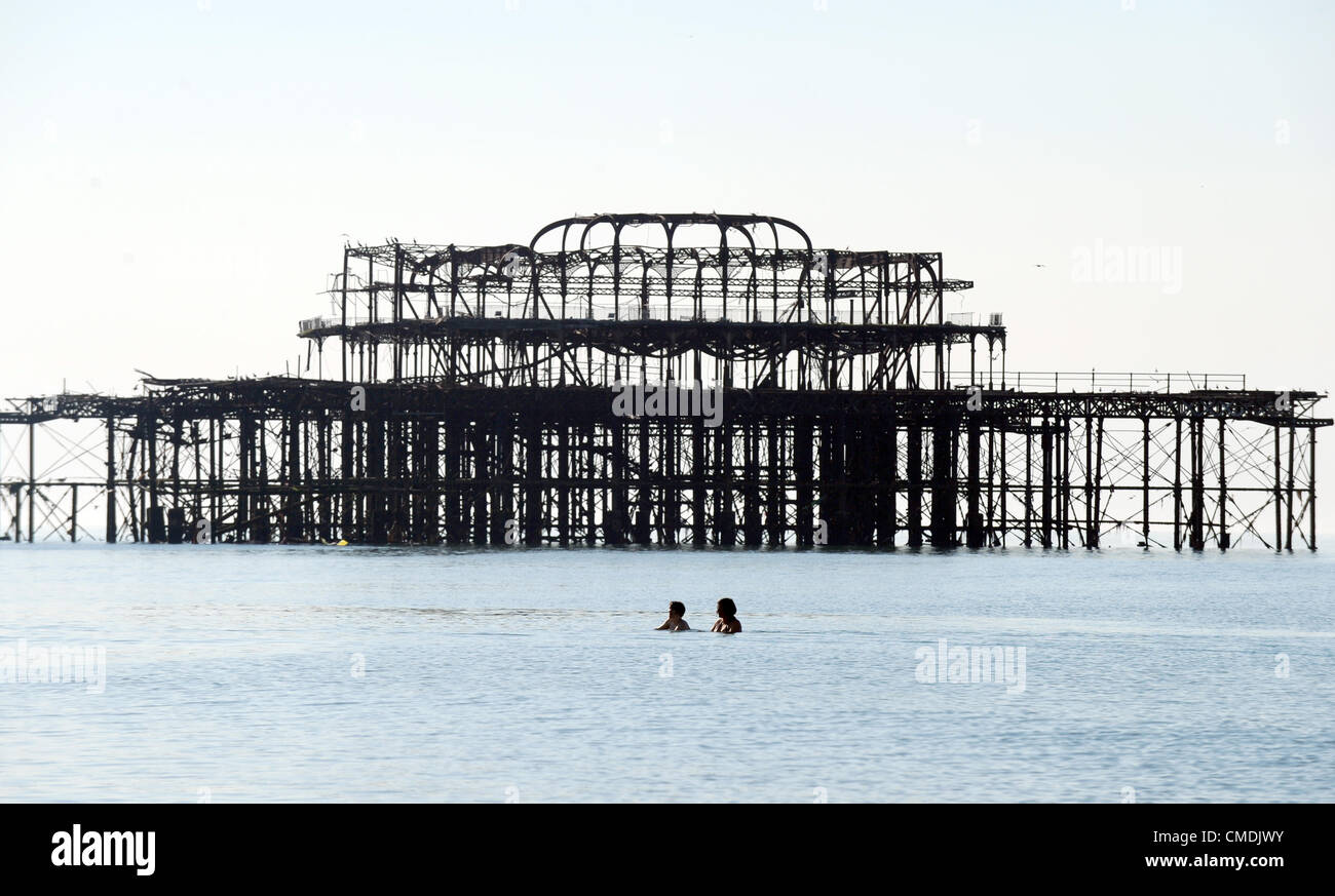 Brighton, Regno Unito. 25 Luglio 2012 - Un paio di mattina presto nuotatori dal Molo Ovest di Brighton a 8am Foto Stock