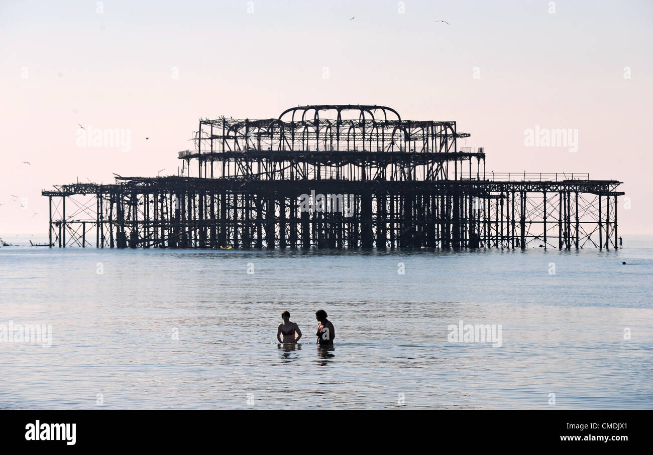 Brighton, Regno Unito. 25 Luglio 2012 - Un paio di mattina presto nuotatori dal Molo Ovest di Brighton a 8am Foto Stock