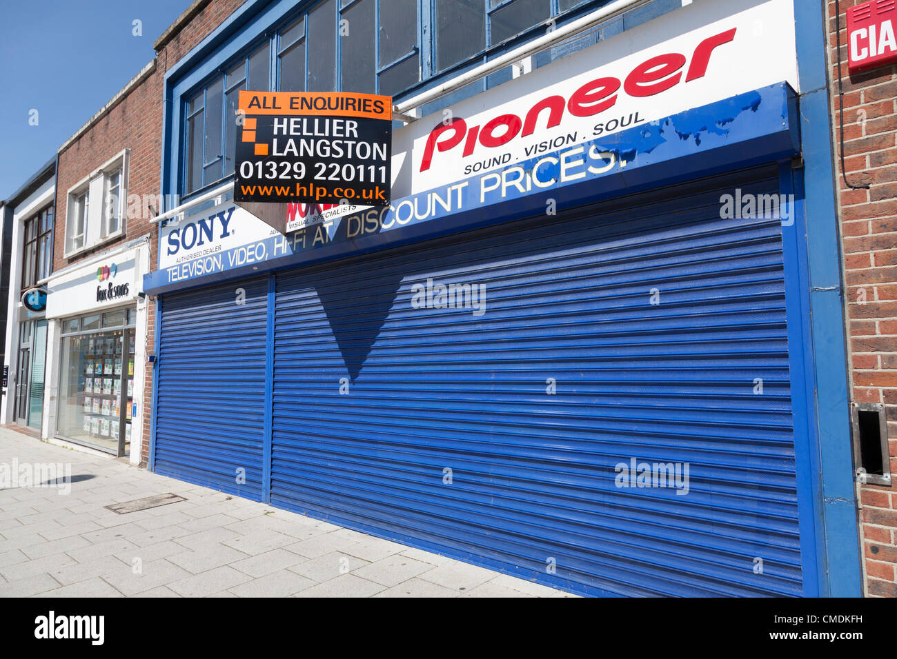 In Inghilterra il 25 luglio 2012. La recessione ha colpito high street sconti e chiusure. Svuotare negozi chiusi in affitto Foto Stock
