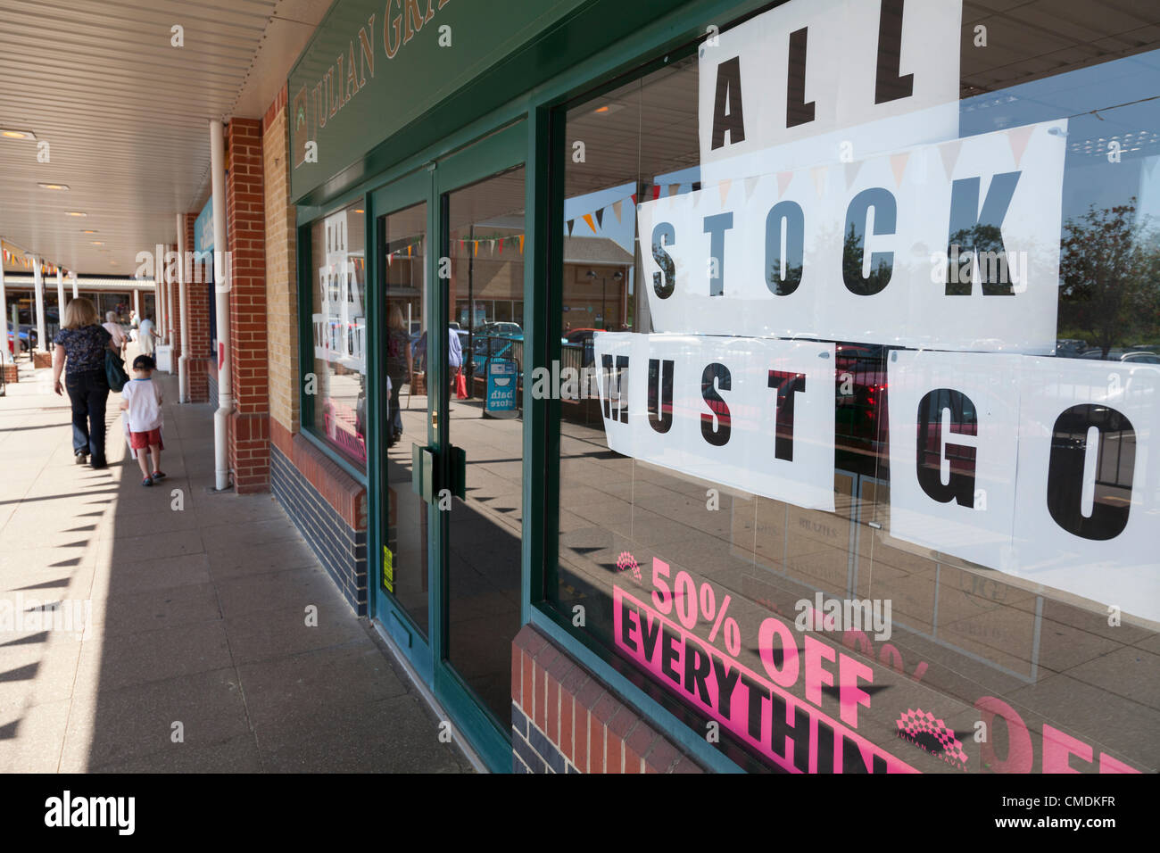 In Inghilterra il 25 luglio 2012. La recessione ha colpito high street sconti e chiusure. La chiusura delle vendite. Foto Stock
