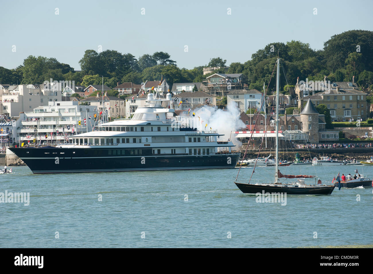 Queen Elizabeth ultimo giorno di Diamante visita giubilare a Cowes Isle of Wight England Regno Unito 25 luglio 2012 cannoni fire un saluto dal Royal Yacht Squadron a Cowes. La regina e il Principe Filippo erano a bordo di un cruiser di lusso Leander. Credito: Pete Titmuss / Alamy Live News Foto Stock