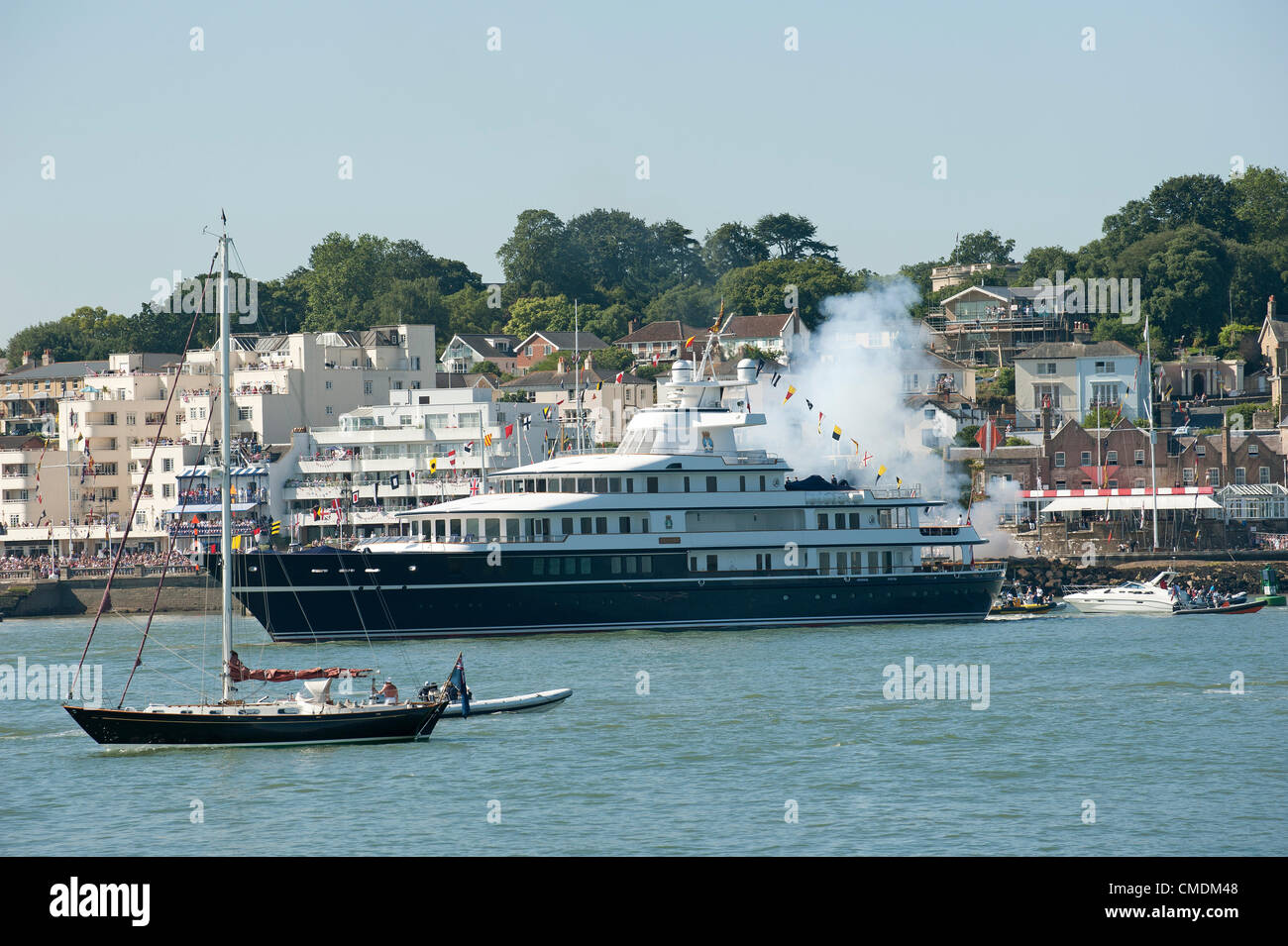 Queen Elizabeth ultimo giorno di Diamante visita giubilare a Cowes Isle of Wight England Regno Unito 25 luglio 2012 cannoni fire un saluto dal Royal Yacht Squadron a Cowes. La regina e il Principe Filippo erano a bordo di un cruiser di lusso Leander. Credito: Pete Titmuss / Alamy Live News Foto Stock