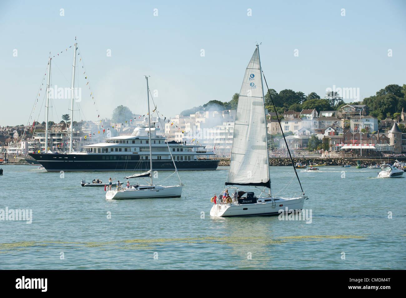Queen Elizabeth ultimo giorno di Diamante visita giubilare a Cowes Isle of Wight England Regno Unito 25 luglio 2012 cannoni fire un saluto dal Royal Yacht Squadron a Cowes. La regina e il Principe Filippo erano a bordo cruiser di lusso Leander. Credito: Pete Titmuss / Alamy Live News Foto Stock