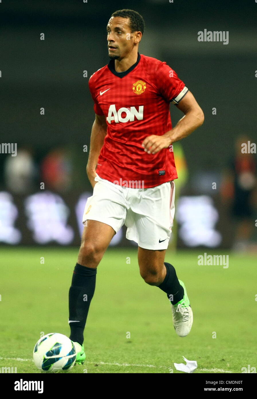 25.07.2012. Shanghai, Cina. Il Manchester United contro Shanghai Shenhua nella Chevrolet Cup. Manchster United ha vinto il gioco da 1-0 a prendere il trofeo, Shinji Kagawa ha conquistato il suo primo obiettivo in un Manchester United shirt. Rio Ferdinand. Foto Stock