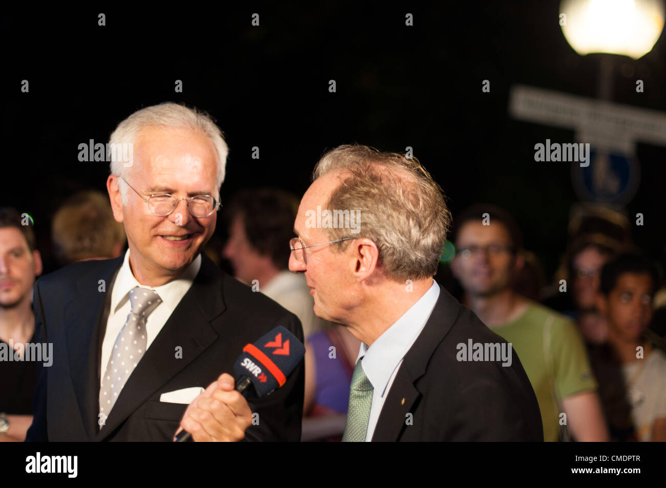 STUTTGART, Germania - 25 Luglio: Harald Schmidt, il più famoso talkmaster tedesco, è intervistando Stuttgart signore sindaco Wolfgang Schuster come un ospite al pubblico visualizzazione della premiere dell'opera di Mozart "Don Giovanni" nella parte anteriore del palazzo dell'Opera a Stoccarda in Germania il 25 luglio 2012. Foto Stock