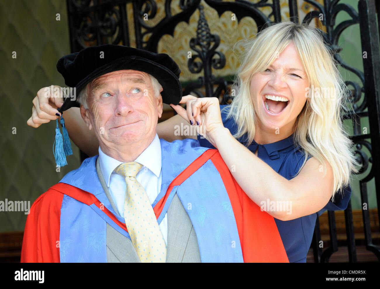 Brighton, Regno Unito. 26/07/2012. Zoe Ball, presentatrice di TV e radio, ha descritto suo padre, l'emittente Johnny Ball, come "il migliore papà del mondo", in quanto gli è stato assegnato un dottore onorario della scienza all'Università di Brighton. Zoe è stato in udienza al Brighton Dome oggi (26 luglio) come Johnny ha ricevuto il suo dottorato per il suo lavoro nel popularizzare scienza e matematica. Zoe ha detto: "Papà è così brillante e intelligente ed è grande che dovrebbe essere onorato da questa università … Mio marito Norman (Fatboy Slim) era uno studente qui così è genere di in famiglia. Spero di essere uno studente qui un giorno. Foto Stock