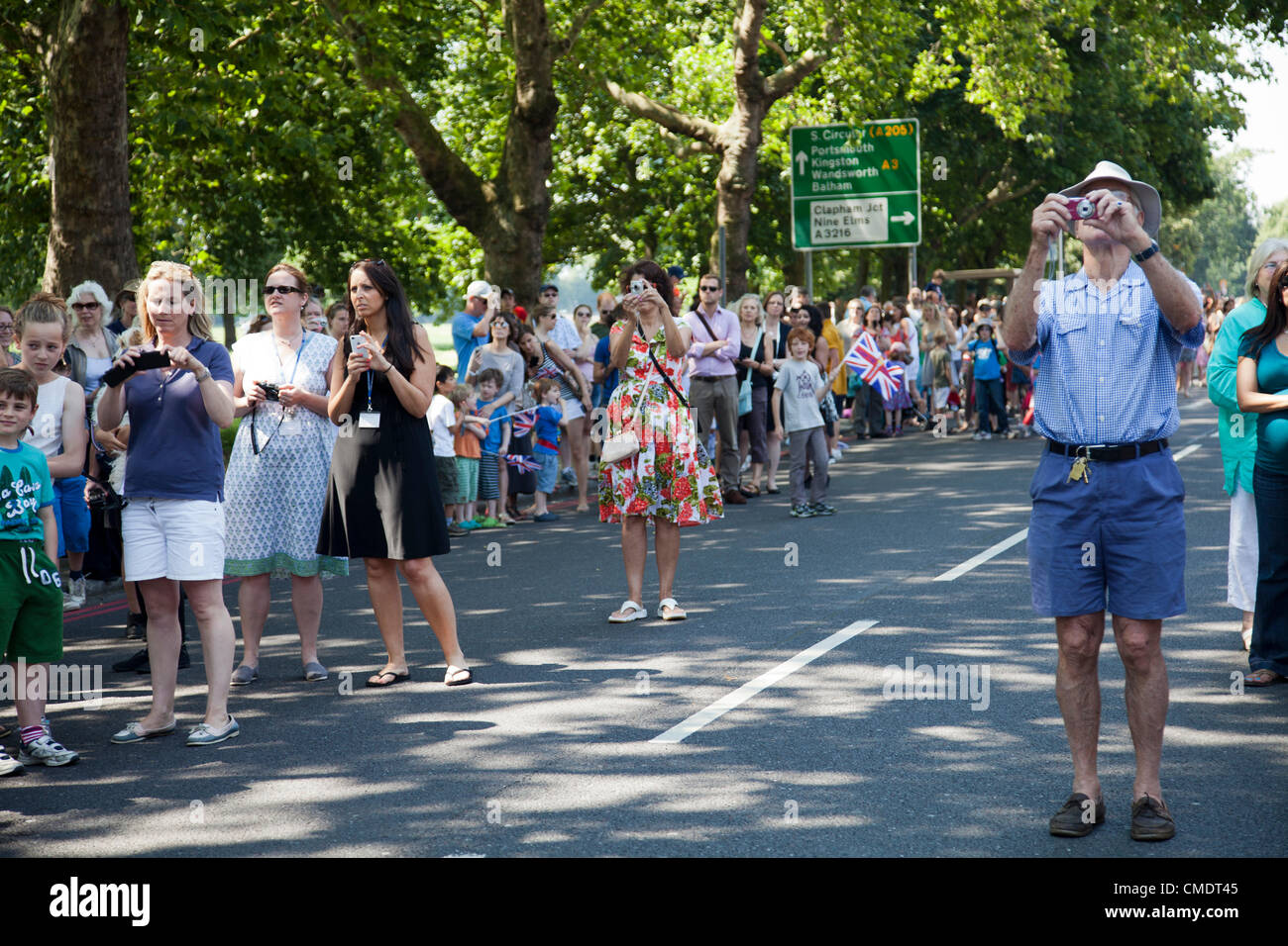 26 luglio 2012, la Torcia Olimpica, Clapham Common, Londra, Regno Unito - 12.52 h . Linea di spettatori Clapham Northside attesa per l arrivo della torcia Foto Stock