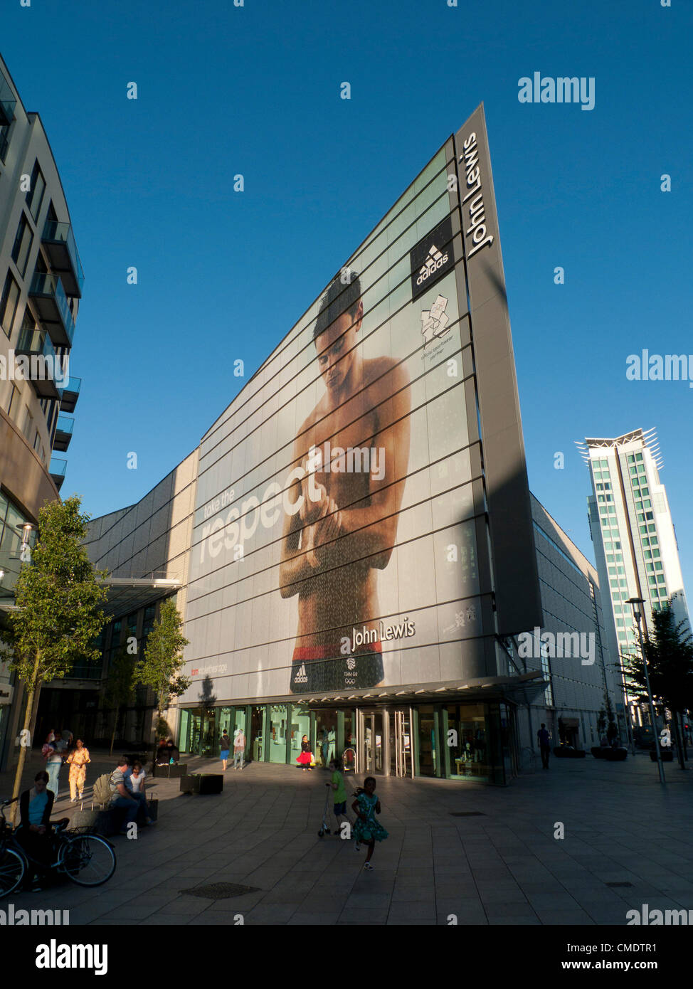 Luglio 25, 2012 Cardiff Wales, Regno Unito. John Lewis Store Cardiff celebra British diving champion e Team GB atleta olimpico Tom Daley in è estate campagna pubblicitaria con una gigantesca immagine sul lato dell'edificio . John Lewis sono stati scelti per il funzionario department store per le Olimpiadi del 2012 e sono supportati qui dallo sponsor Adidas. Foto Stock