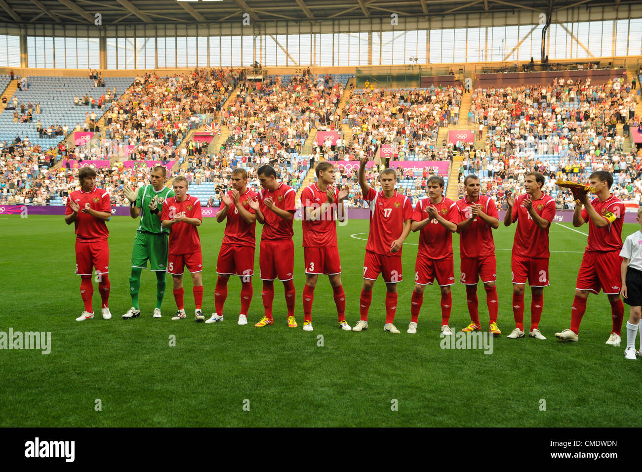 26.07.2012 Coventry, Inghilterra. La Bielorussia lineup del team prima del calcio alle Olimpiadi uomini preliminare gioco tra la Bielorussia e la Nuova Zelanda dalla città di Coventry Stadium Foto Stock