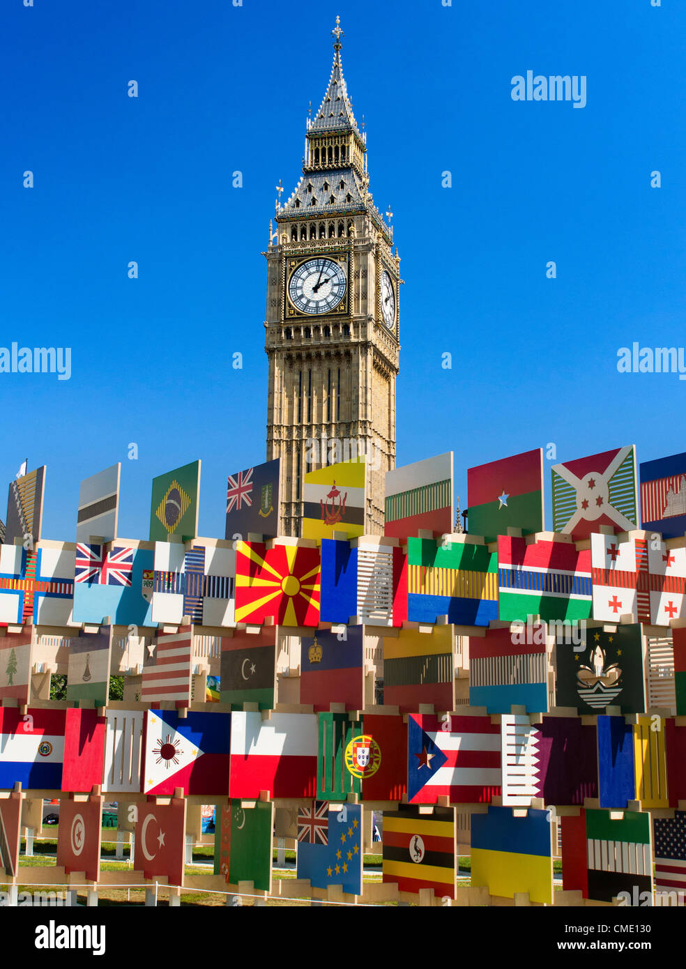 Londra, Regno Unito. 26 Luglio, 2012. Bandiere di tutte le nazioni in piazza del Parlamento durante le Olimpiadi Foto Stock