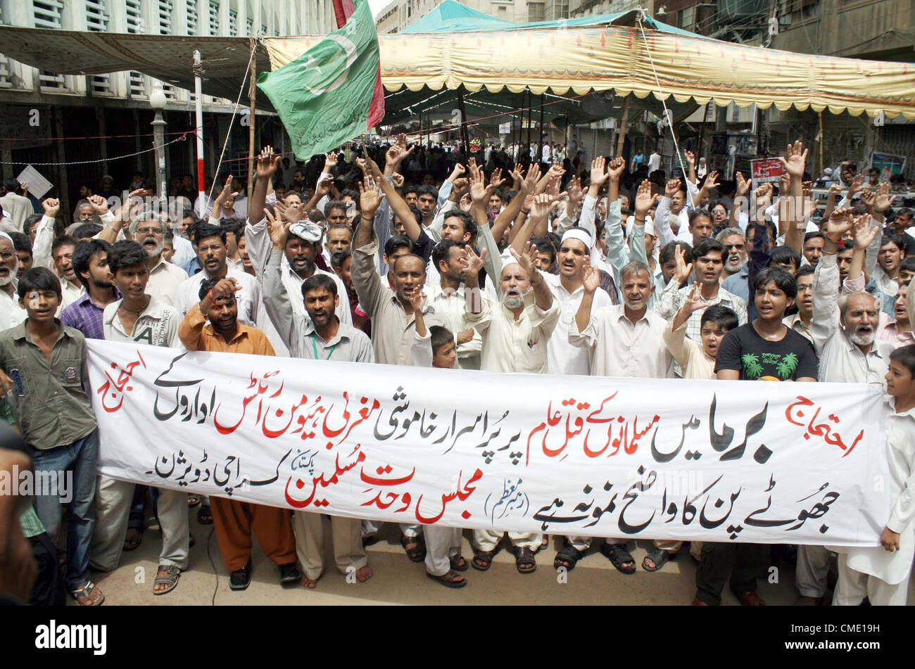 I sostenitori del Majlis Wahdat-e-Muslimeen (MWM) chant slogan contro l'uccisione dei musulmani in Birmania durante una manifestazione di protesta a Kharadar area in Karachi il Venerdì, 27 luglio 2012. Foto Stock