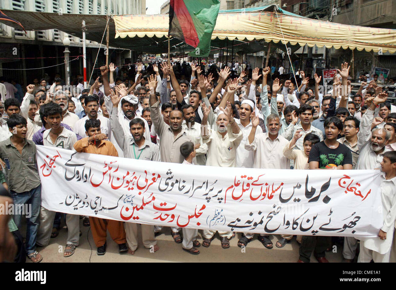 I sostenitori del Majlis Wahdat-e-Muslimeen (MWM) chant slogan contro l'uccisione dei musulmani in Birmania durante una manifestazione di protesta a Kharadar area in Karachi il Venerdì, 27 luglio 2012. Foto Stock