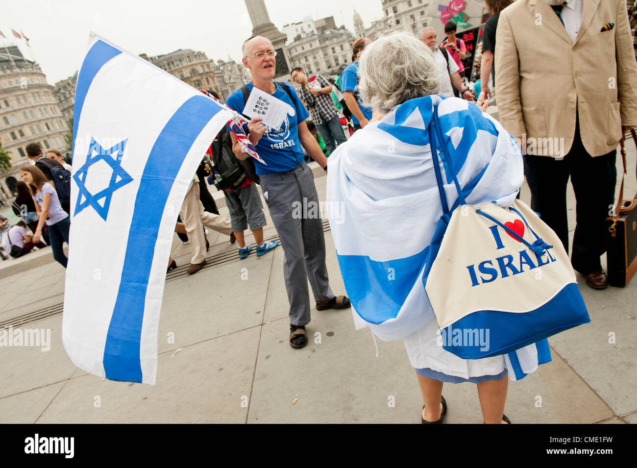 Trafalgar Square, Londra, UK, 27 luglio 2012. Gli israeliani si radunano in Trafalgar Square di osservare un minuto di silenzio in memoria dei 11 atleti e un poliziotto ucciso durante i Giochi Olimpici di Monaco nel 1972. Pic: Guy Bell/Alamy Live News Foto Stock