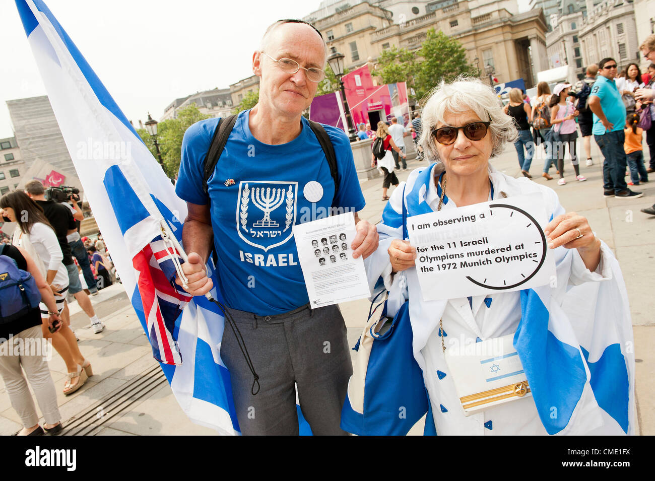 Trafalgar Square, Londra, UK, 27 luglio 2012. Gli israeliani si radunano in Trafalgar Square di osservare un minuto di silenzio in memoria dei 11 atleti e un poliziotto ucciso durante i Giochi Olimpici di Monaco nel 1972. Pic: Guy Bell/Alamy Live News Foto Stock
