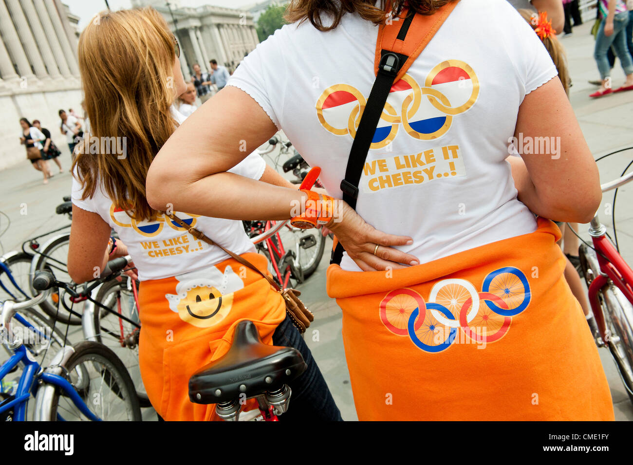 Trafalgar Square, Londra, UK, 27 luglio 2012. Tifosi olandesi passano attraverso Trafalgar Square avente in bici a Londra dal porto dei traghetti. Essi sono preoccupati che la loro "divertimento" sostenitori t-shirts e magliette di sudore sarebbe vietato dal Parco Olimpico. Pic: Guy Bell/Alamy Live News Foto Stock