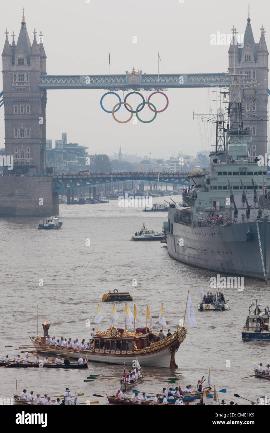 Londra 2012 Torcia Olimpica on Thames Foto Stock