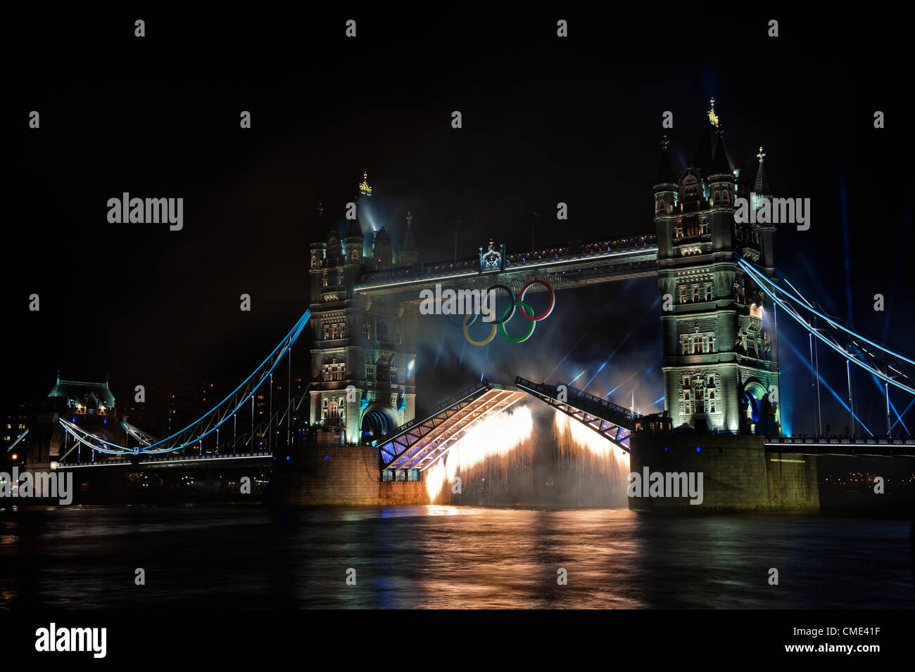 London, England, Regno Unito venerdì 27 luglio 2012 il Tower Bridge fuochi d'artificio illuminano il fiume Tamigi come la torcia olimpica prende la tappa finale del viaggio verso lo Stadio Olimpico. Londra, ospite del trentesimo Giochi Olimpici preparato per la cerimonia di apertura con un fuoco d'artificio e display luminoso a Tower Bridge, City of London, England, Regno Unito Foto Stock