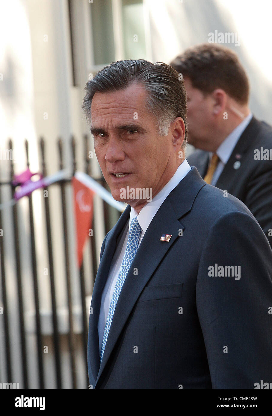 Noi candidato presidenziale repubblicano Mitt Romney indirizzi media americani al di fuori del numero 10 di Downing Street a Londra 26.07.2012 Foto Stock