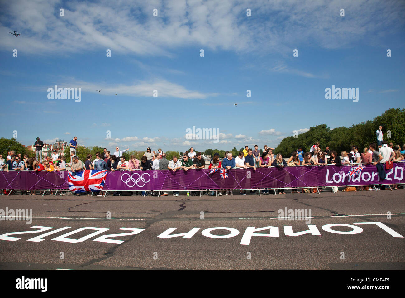 Londra, Regno Unito. Sabato 28 Luglio 2012. A Putney Bridge di Londra, la folla di preparare per gli uomini del team gara su strada a passare. Foto Stock