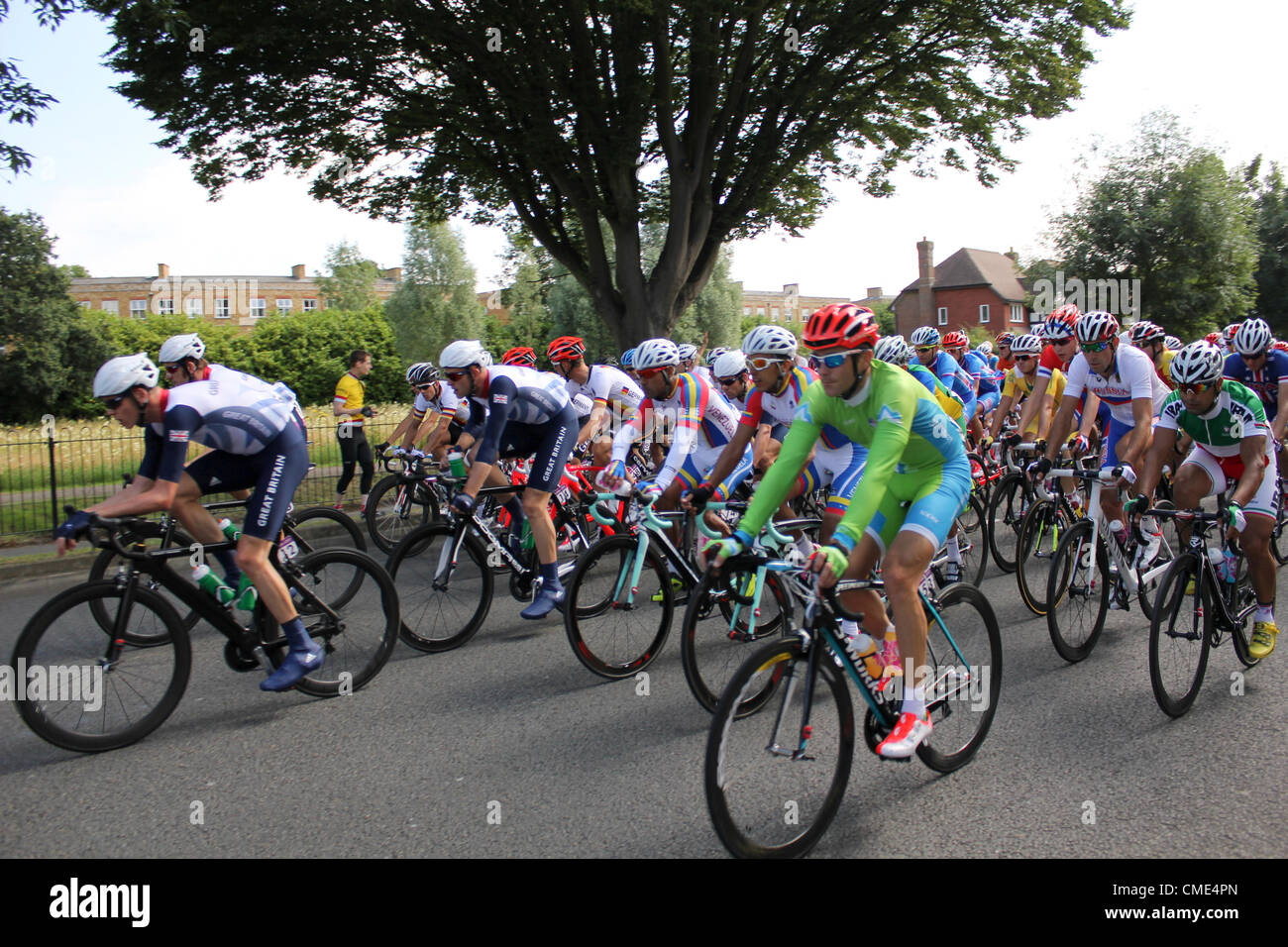 Londra 2012 Olympic Mens in bicicletta da corsa su strada. Bradley Wiggins conduce peloton a Hurst Road, Molesey, Surrey, Regno Unito. Foto Stock