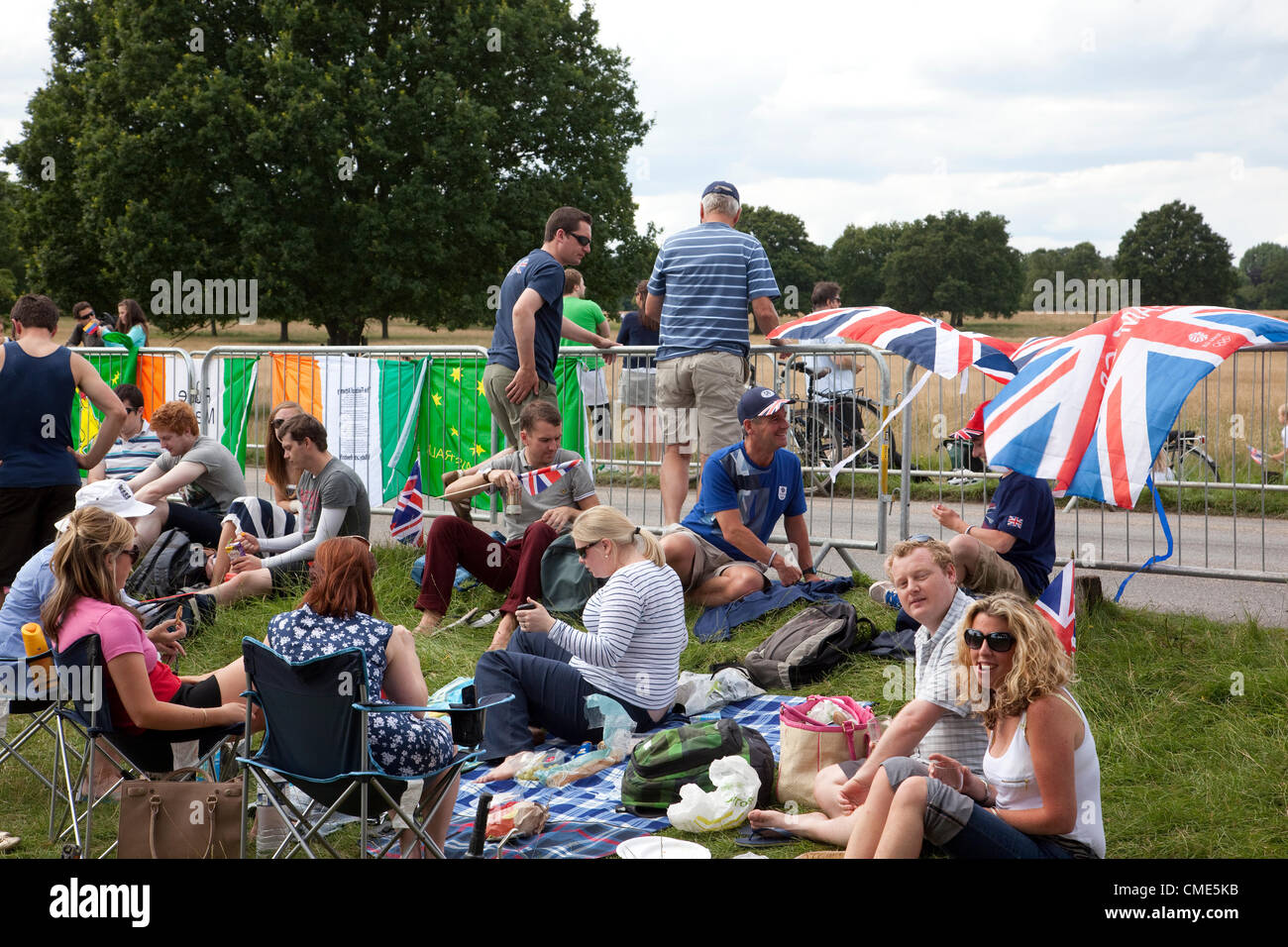 Olimpiadi di Londra 2012. Richmond Park, Londra. 28.07.2012 Foto mostra persone enjoyinh sunshine prima di vedere la mens Olympic Escursioni in bicicletta da corsa su strada passa attraverso il parco di Richmond oggi. Foto Stock