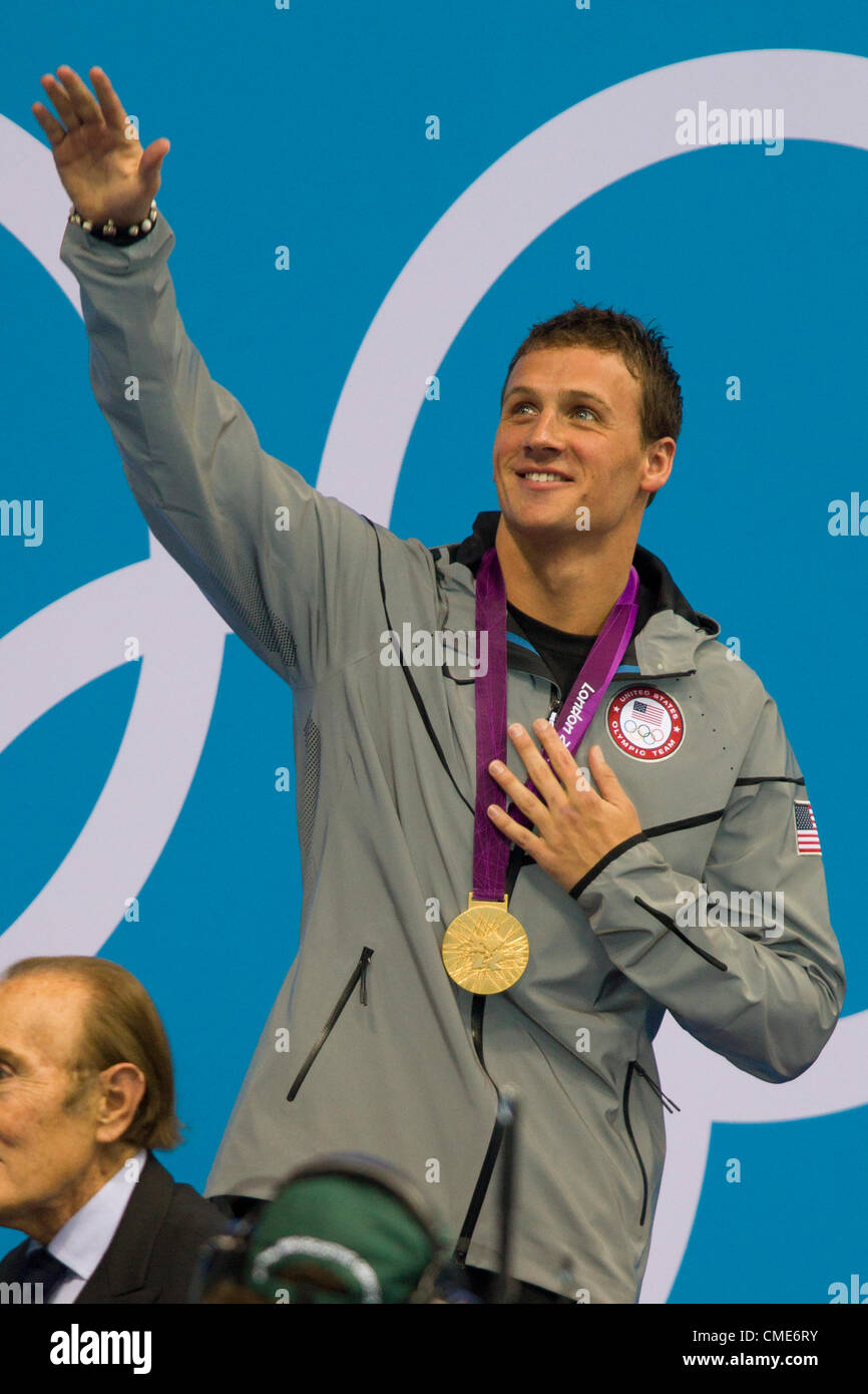 Ryan Lochte (USA) vince la medaglia d'oro negli uomini 400 metri un medley di brani singoli sconfiggere Micheal Phelps (USA) al 2012 Olimpiadi estive di Londra, Inghilterra. Foto Stock
