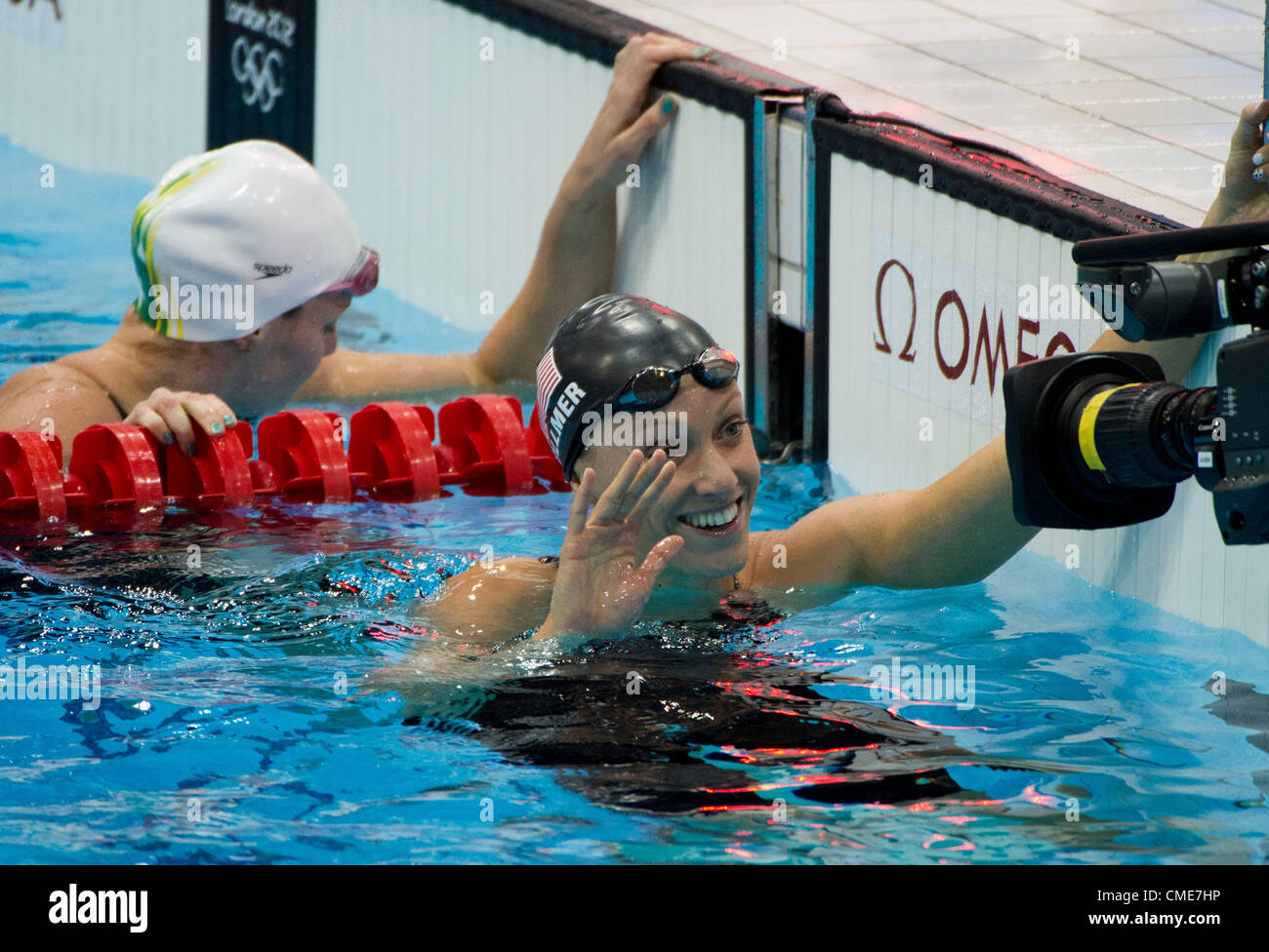 Luglio 28, 2012 - Londra, Inghilterra, Regno Unito - DANA VOLLMER degli Stati Uniti onde per la telecamera dopo lei nuota per un primo posto nelle semifinali in donne 100m Butterfly al Aquatics Centre. (Credito Immagine: © Paul Kitagaki Jr./ZUMAPRESS.com) Foto Stock