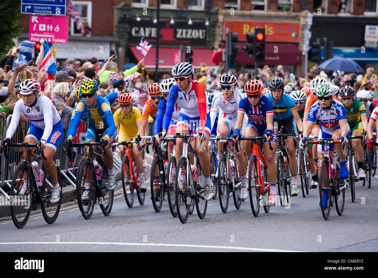 Fronte di piloti in donne di strada del finale di gara passano attraverso il Twickenham nella zona ovest di Londra, Regno Unito, domenica di luglio 29th. Londra 2012 Giochi Olimpici. Foto Stock