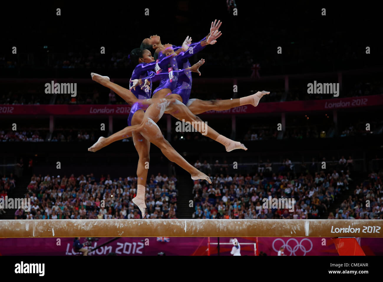 29 Luglio 2029 Luglio 2012. Gabby Douglas (USA) preforme sul fascio di equilibrio durante le donne squadra qualifica al 2012 Olimpiadi estive di Londra, Inghilterra12. Olimpiadi estive, Londra 2012 Foto Stock