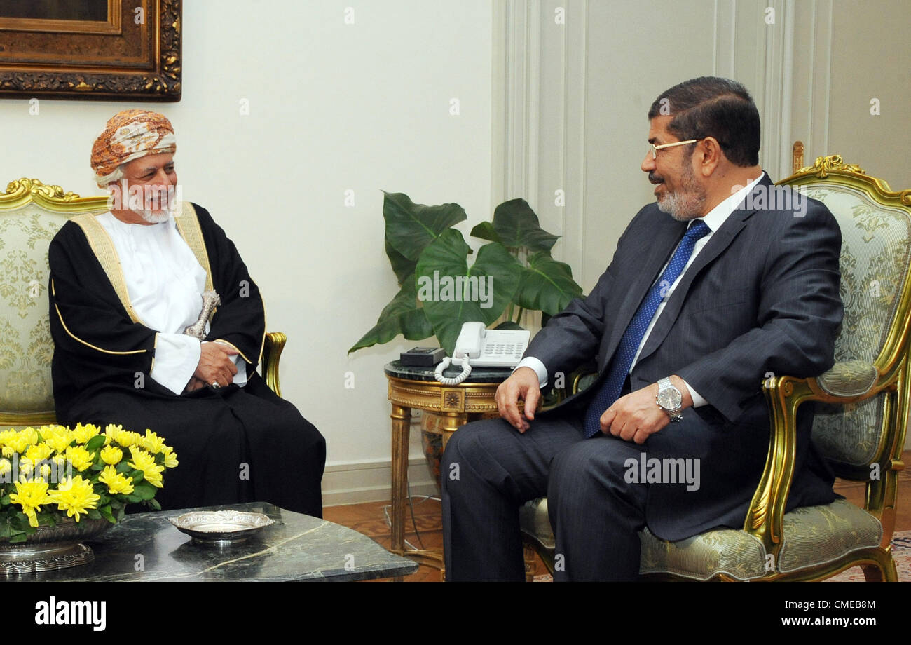 Il Cairo, Egitto - Il Presidente egiziano Mohamed Morsi (R) incontro con il Ministro degli Esteri dell Oman Yusuf bin Alawi, presso il palazzo presidenziale di Cairo, Egitto, 29 luglio 2012 (credito Immagine: © Ahmed Mourad/immagini APA/ZUMAPRESS.com) Foto Stock