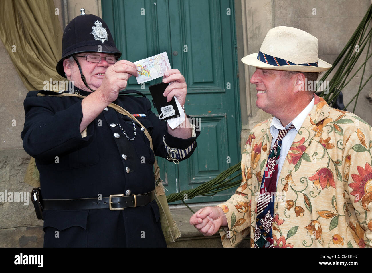 Tim Handley di Grantham come comico di Max Miller in Floral Suit  Spivs polizia pagante il mercato piazza Leyburn   uno dei più grandi eventi nel calendario di Leyburn il weekend di Re-enactment degli anni '40, un evento estivo il 28 e 29 luglio 2012, Wensleydale, North Yorkshire Dales, Richmondshire, UK Foto Stock