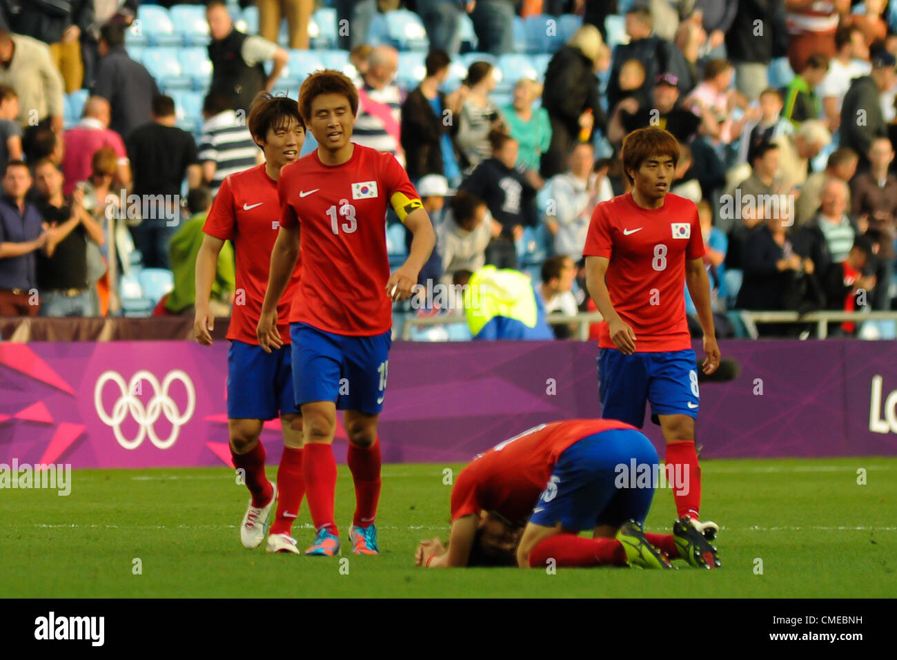 29.07.2012 Coventry, England.i giocatori coreani celebrare la loro vittoria dopo il calcio alle Olimpiadi uomini preliminare gioco tra Corea e Svizzera dalla città di Coventry Stadium Foto Stock