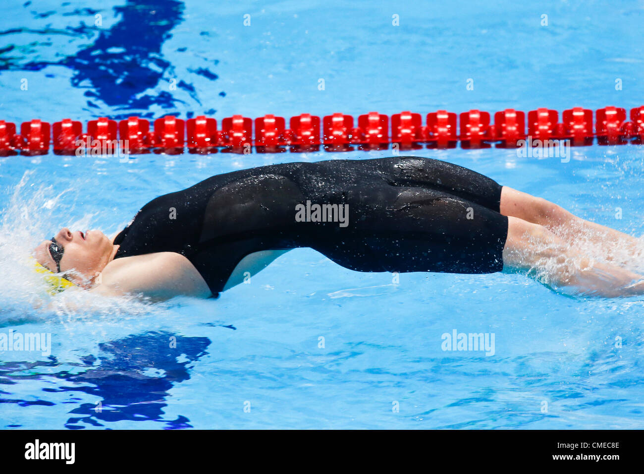 Emily Seebhm (AUS) a partire le donne a 100 metri dorso semifinale nel 2012 Olimpiadi estive di Londra, Inghilterra. Foto Stock