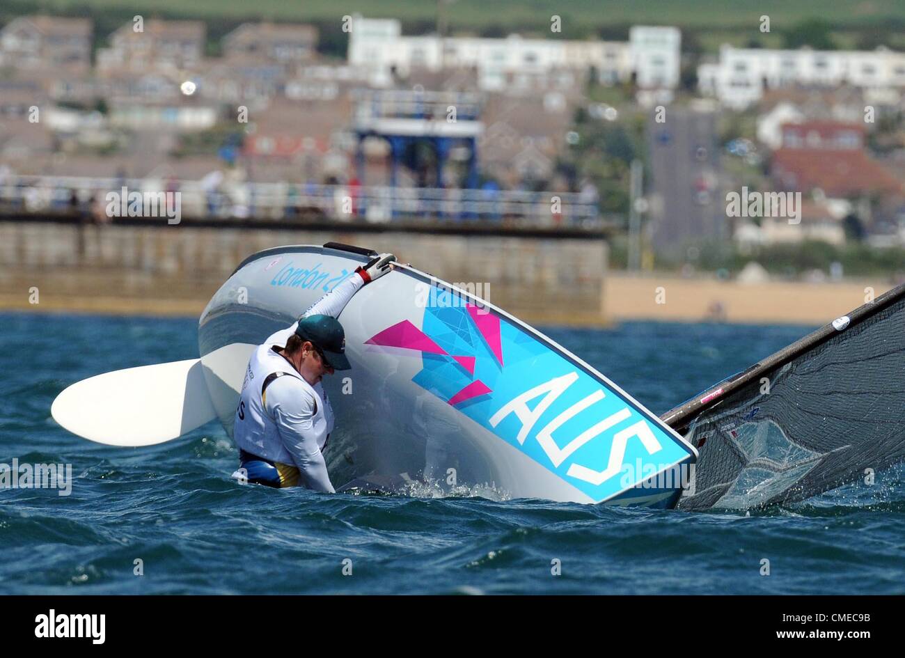 Vela olimpica, azione durante il London 2012 Giochi Olimpici a Weymouth e Portland Venue, Dorset, Gran Bretagna, UK. Brendan Casey dell Australia capsizes durante la prima classe Finn Race, luglio 29, 2012 foto: Dorset Servizio media Foto Stock