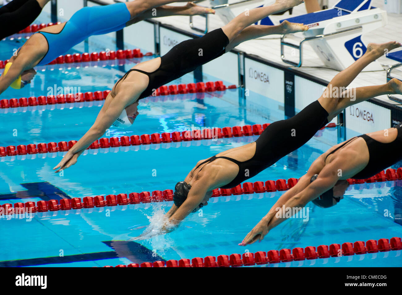 Luglio 29, 2012 - Londra, Inghilterra, Regno Unito - Dana Vollmer (USA) si tuffa nell'acqua durante la fase di avviamento delle Donne 100m Butterfly l'impostazione di un record olimpico con un tempo di 55.98 nella sua medaglia d'oro nel nuoto finali all'Aquatics Centre nel luglio 29, 2012 a Londra, Regno Unito. (Credito Immagine: © Paul Kitagaki Jr./ZUMAPRESS.com) Foto Stock