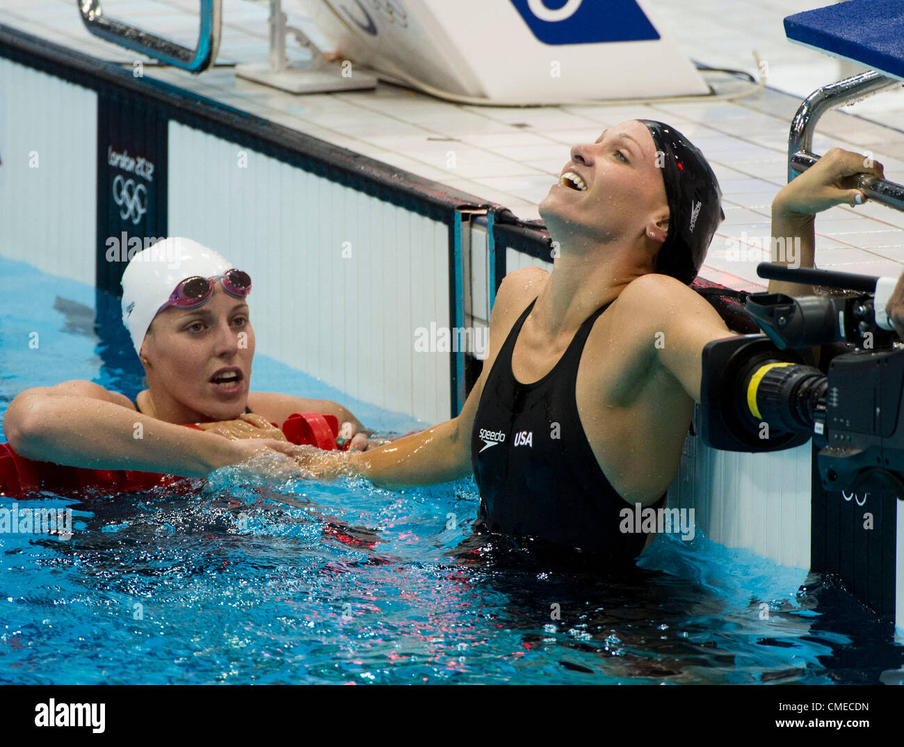 Luglio 29, 2012 - Londra, Inghilterra, Regno Unito - Dana Vollmer (USA) è congratulato da Alicia Coutts (AUS) dopo la sua medaglia d oro nuotare nelle donne 100m Butterfly con un tempo di impostazione 55.98 e record olimpico nel nuoto finali all'Aquatics Centre nel luglio 29, 2012 a Londra, Regno Unito. Coutts ha vinto un bronzo. (Credito Immagine: © Paul Kitagaki Jr./ZUMAPRESS.com) Foto Stock