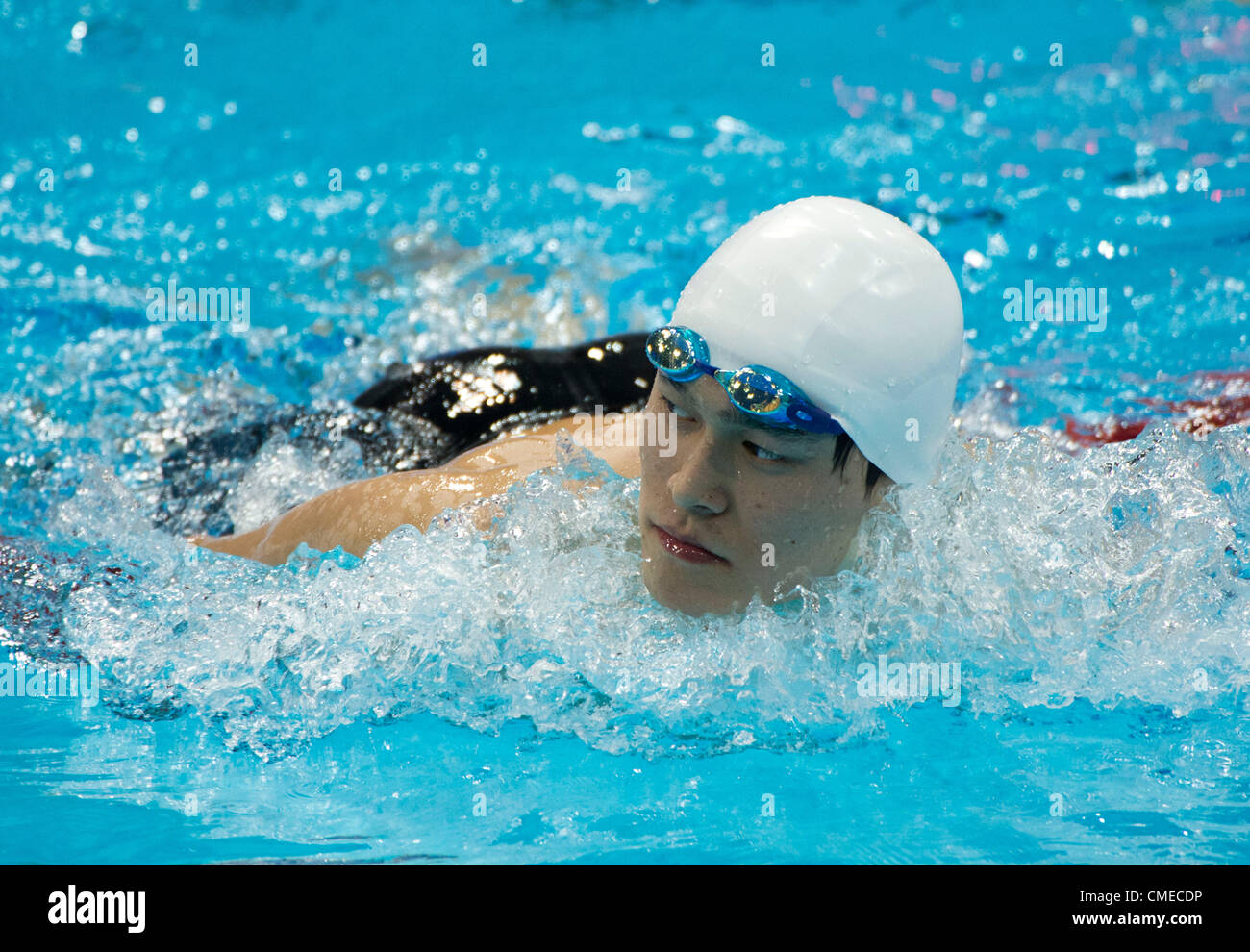 Luglio 29, 2012 - Londra, Inghilterra, Regno Unito - Yang Sun (CHN) lascia la piscina dopo la Uomini 200m stile libero Nuoto semifinali al Aquatics Centre nel luglio 29, 2012 a Londra, Regno Unito. Sun qualificato con il miglior tempo di 1:46.61. (Credito Immagine: © Paul Kitagaki Jr./ZUMAPRESS.com) Foto Stock