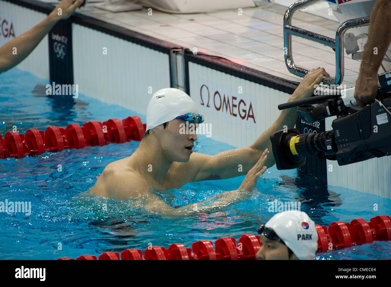 Luglio 29, 2012 - Londra, Inghilterra, Regno Unito - Yang Sun (CHN) onde nella fotocamera dopo il traguardo della Uomini 200m stile libero Nuoto semifinali al Aquatics Centre nel luglio 29, 2012 a Londra, Regno Unito. Sun qualificato con il miglior tempo di 1:46.61. (Credito Immagine: © Paul Kitagaki Jr./ZUMAPRESS.com) Foto Stock